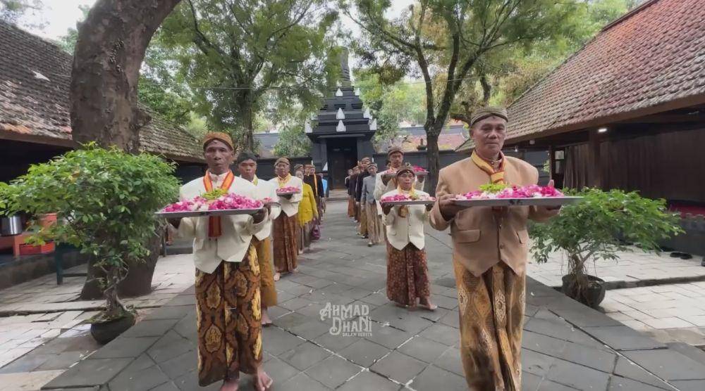Ahmad Dhani nyekar ke makam raja (YouTube.com/AHMAD DHANI DALAM BERITA)