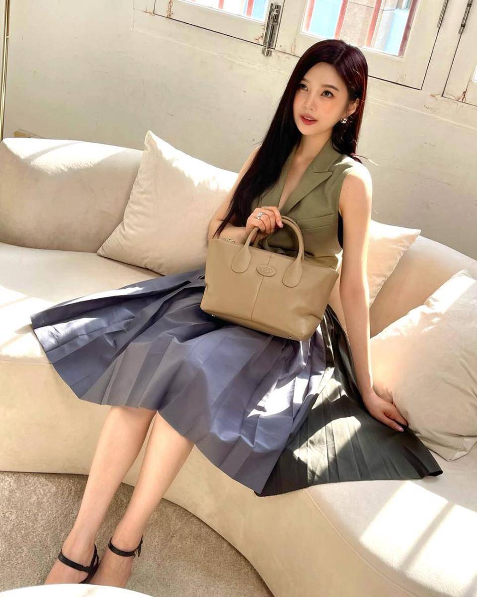 feminine chic style ala Joy Red Velvet (instagram.com/_imyour_joy)
