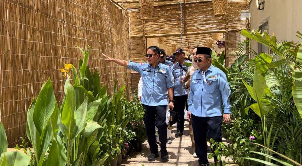 Direktur Jenderal Penyelenggaraan Haji dan Umrah (Dirjen PHU) Kemenag Hilman Latief yang sudah meninjau langsung persiapan jelang puncak haji di Mina, Arab Saudi, Senin, 26 Mei 2025. (Media Center Haji)