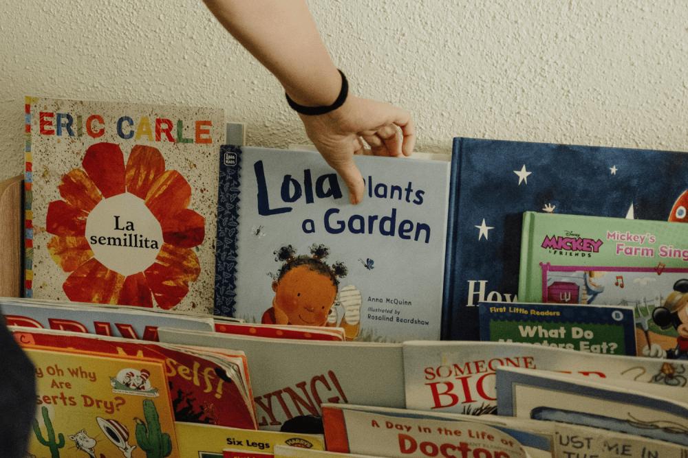 Ilustrasi orang dewasa mengambil buku anak (unsplash.com)
