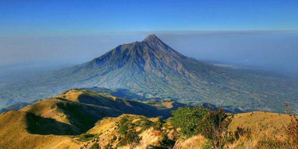 http://cdn.idntimes.com/content-images/post/old/704ad-Berpetualang-ke-Gunung-Merbabu-yang-Penuh-Tradisi.jpg