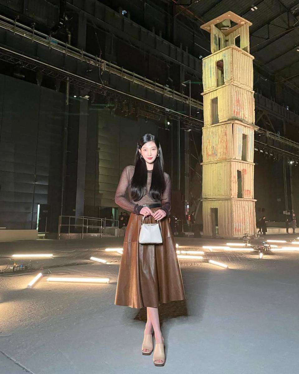 feminine chic style ala Joy Red Velvet (instagram.com/_imyour_joy)