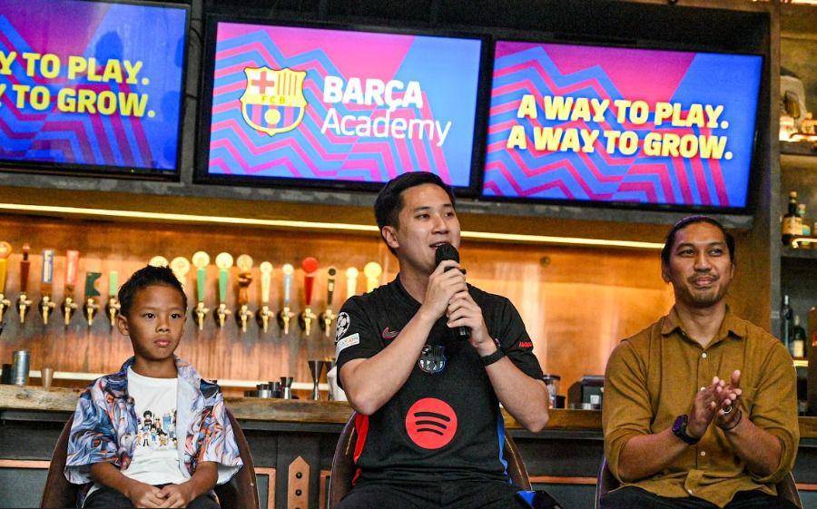 72 Talenta Muda Indonesia Ikuti Barca Academy Camps, Kluivert Hadir?