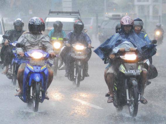 http://cdn.idntimes.com/content-images/post/20151117/939886-03090821102015-hujan6-912dd6a6600bf21dc0f7ca3622a05e6a.jpg