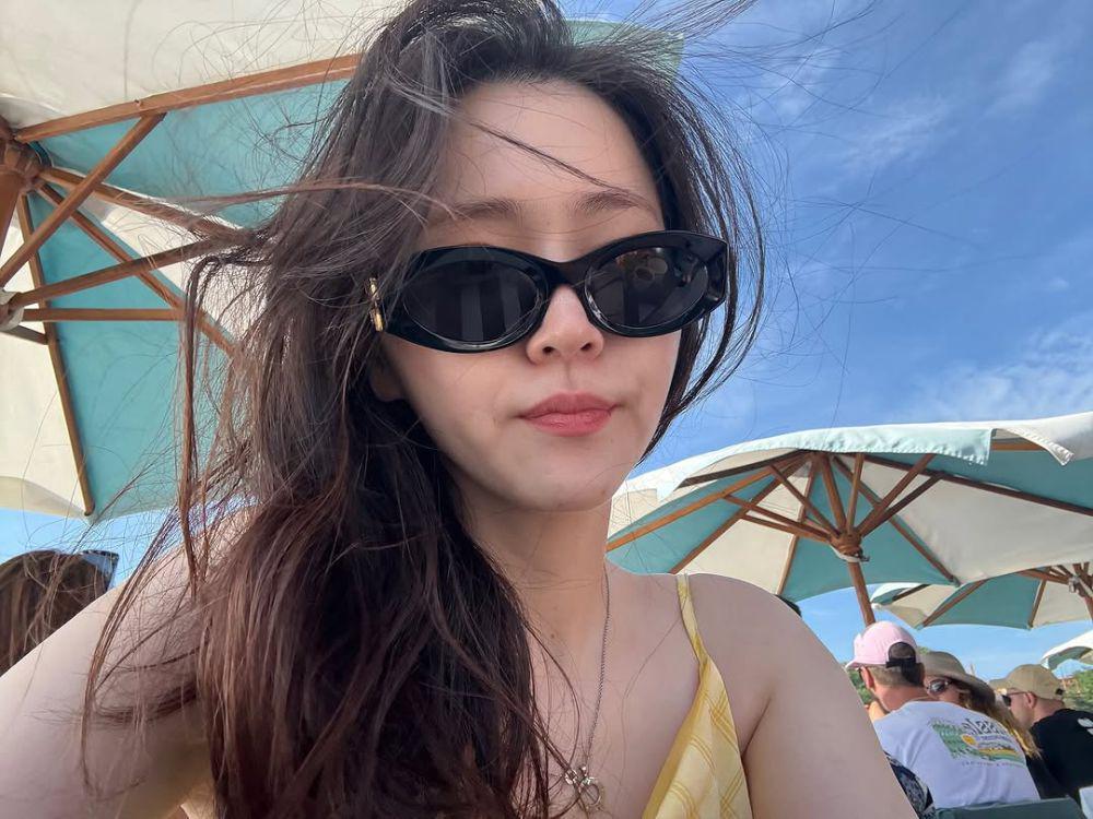 7 Potret Aktris Korea Kim Ji Eun Liburan di Bali, Asyik Mantai!