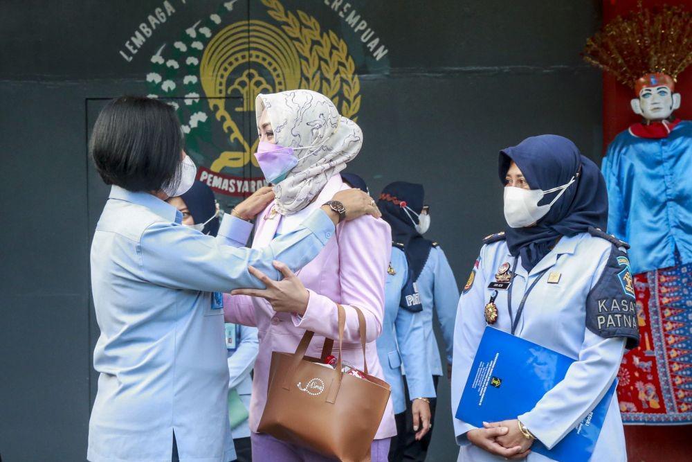 https://cdn.idntimes.com/content-images/post/20220303/antarafoto-angelina-sondakh-jalani-cuti-menjelang-bebas-03032022-fh-3-3b0dd2dd8a9603810602a6e607eb60ae.jpg