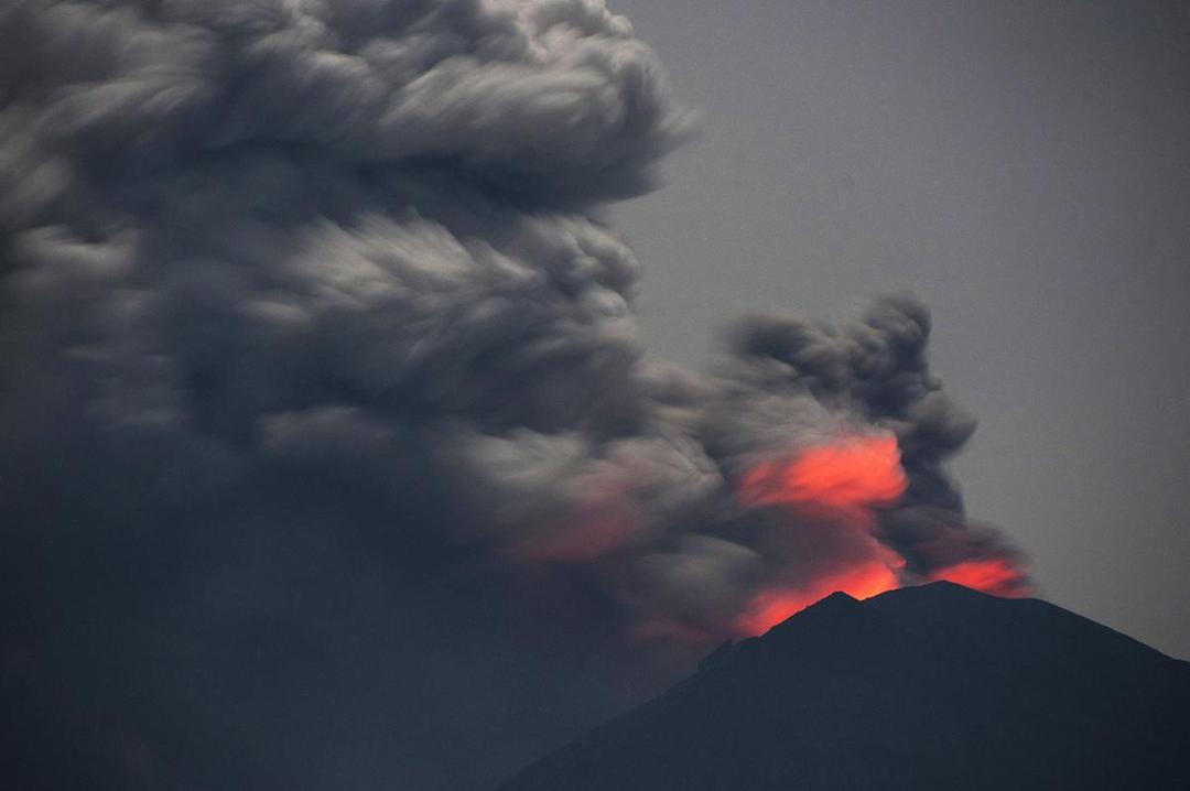 https://cdn.idntimes.com/content-images/post/20171129/antarafoto-cahaya-lava-gunung-agung-281117-nym-3-98b4a160a6abe0226dd294637d06d31d.jpg