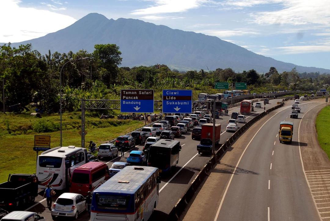https://cdn.idntimes.com/content-images/post/20171223/antarafoto-kemacetan-jalur-puncak-libur-natal-231217-ysw-a310d6d74f9edd742b5f3075749acffa.jpg