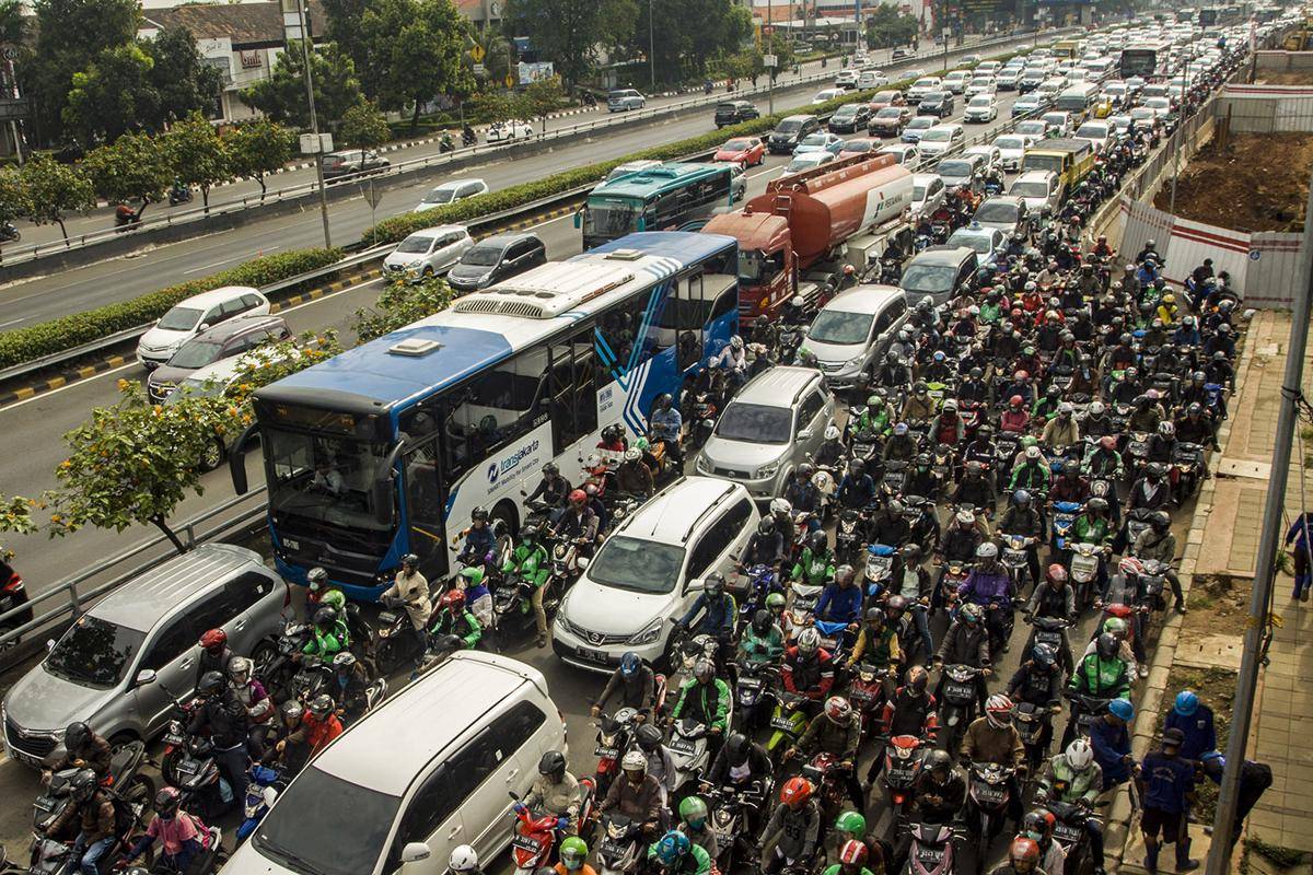 https://cdn.idntimes.com/content-images/post/20171101/antarafoto-kerugian-akibat-kemacetan-ibukota-091017-gp-2-dc8ae7dc2e28497f63f0be8a13402755.jpg
