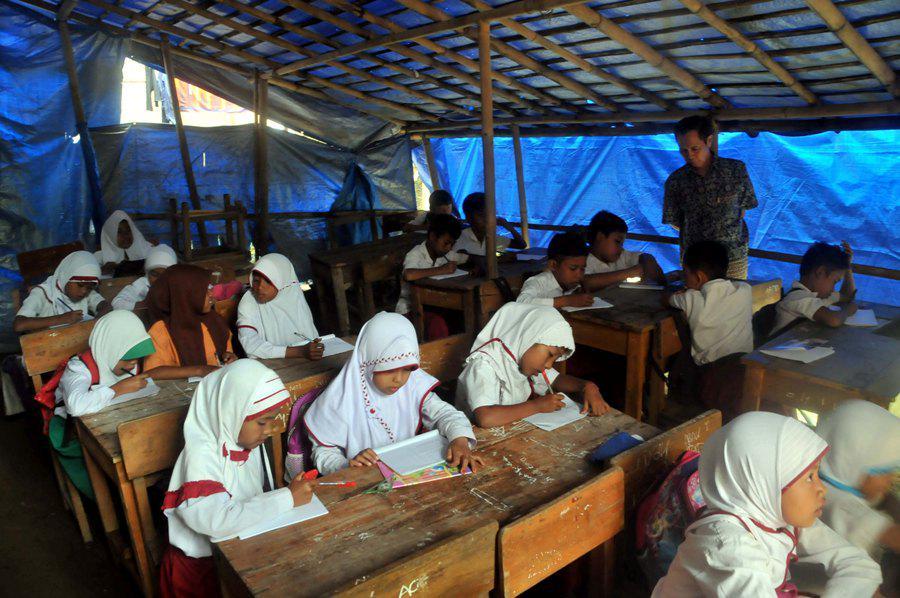 https://cdn.idntimes.com/content-images/post/20170111/antarafoto-sekolah-beratap-terpal-di-bogor-100117-ysw-5-935c0a2a913649aebc4d7dd6e60548e8.jpg