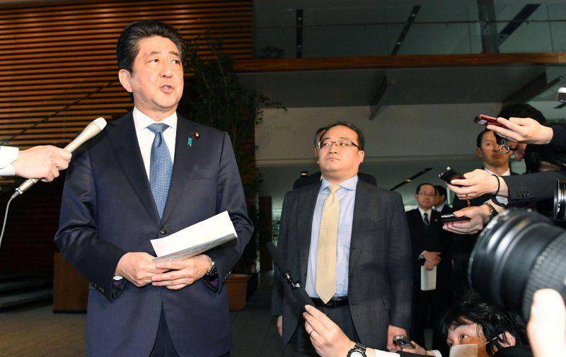 https://cdn.idntimes.com/content-images/post/20180416/antarafoto-shinzo-abe-talks-to-trump-japan-090318-1523868843-15485-fb41ce4a33fdc2ad6347be4d3533f34e.jpg