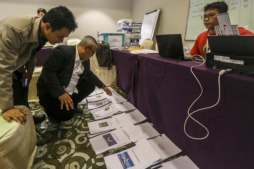 https://cdn.idntimes.com/content-images/post/20171215/antarafoto-verifikasi-administrasi-parpol-161117-gp-2-ae8e75070a08baebb6ab218efa47219d.jpg