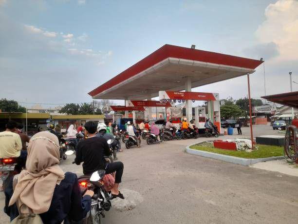 Para pengendara sepeda motor mengantri untuk mengisi bensin di SPBU. (iStock/Marwanto -)