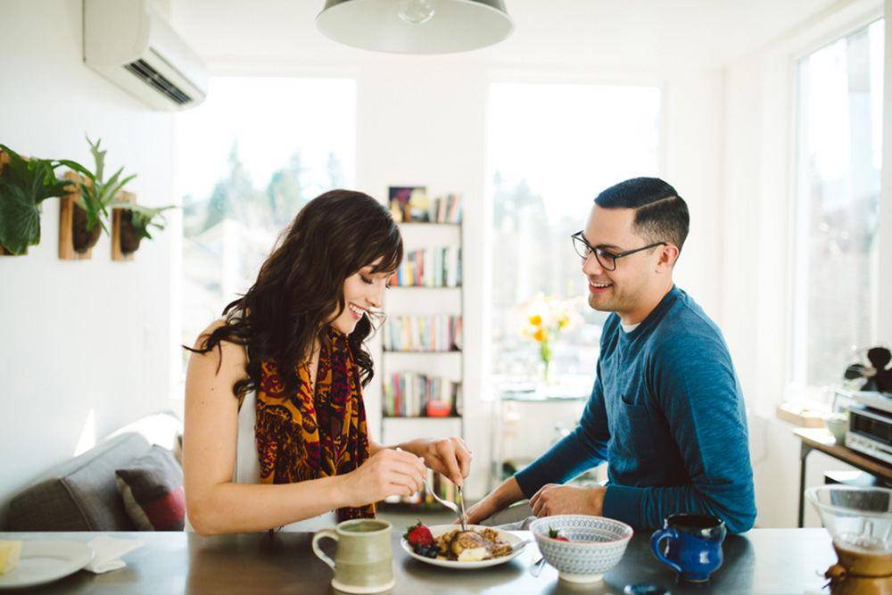 http://cdn.idntimes.com/content-images/post/20160427/april2015-trulia-how-to-collaborate-during-your-home-search-according-to-science-couple-eating-breakfast-at-home-3c715061c246ceba6c74a312f910e30b.jpg