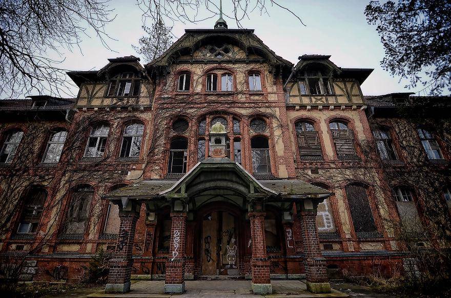 https://cdn.idntimes.com/content-images/post/20170124/beelitz-heilsttten-an-abandoned-military-hospital-880-b32d00b1ea97184e681c29a568fac73b.jpg