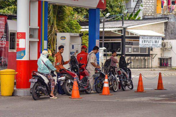 Antrean sepeda motor di SPBU Pertamina (iStock/Anzz Media)