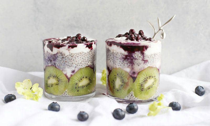 Potret puding chia seed dan buah-buahan