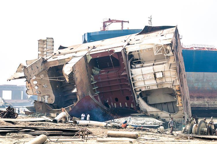 https://cdn.idntimes.com/content-images/post/20161115/bve-shipbreakingbangladesh-5964-116be2aa38ece2475c1667173bdb38e7.jpg