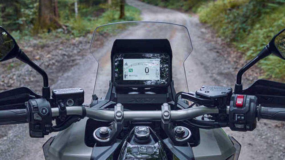 Ilustrasi Panel instrumen TFT 5 inci Motor Honda X-ADV 2025 Special Edition (honda.co.uk)