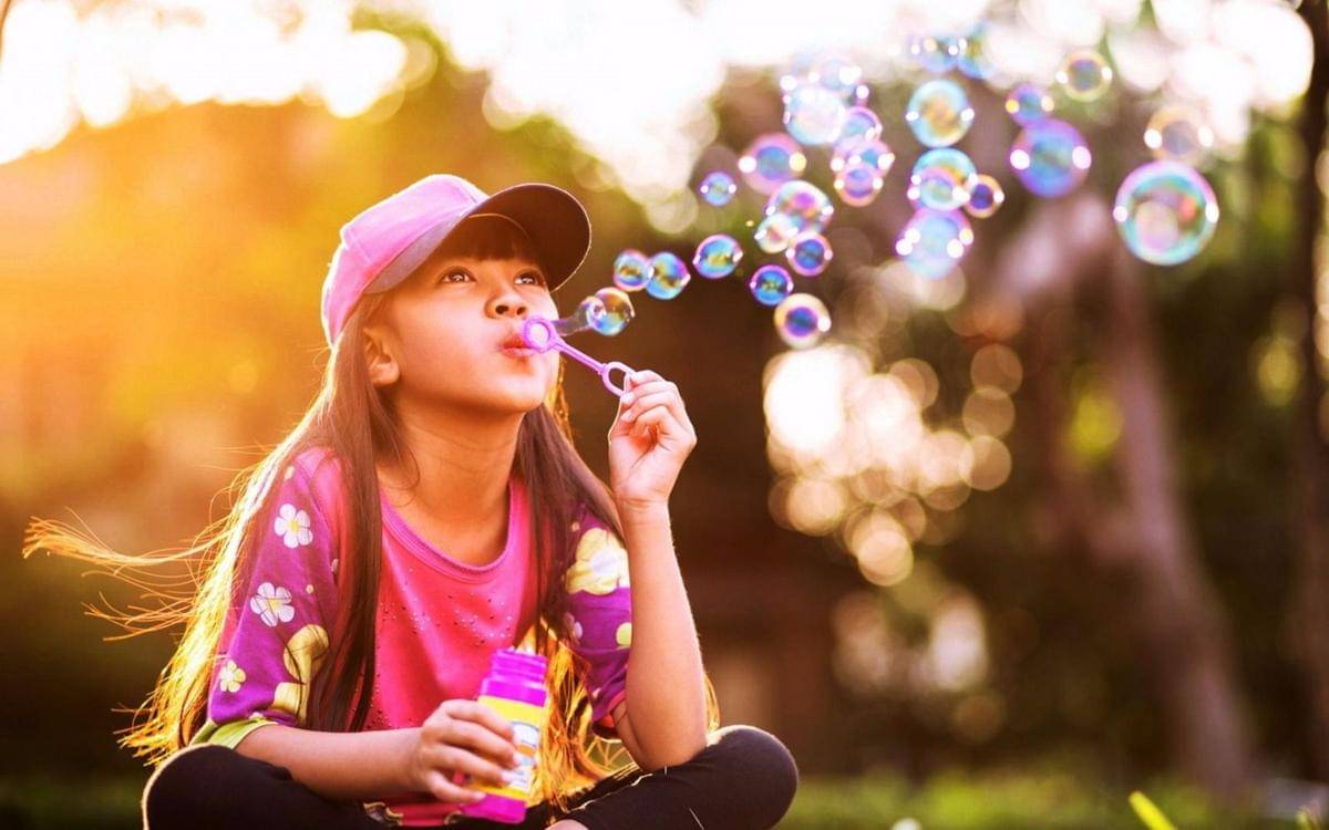 http://cdn.idntimes.com/content-images/post/20160129/child-girl-playing-with-bubbles-wallpaper-8e0025d994fb120128cdc23e91ede784.jpg