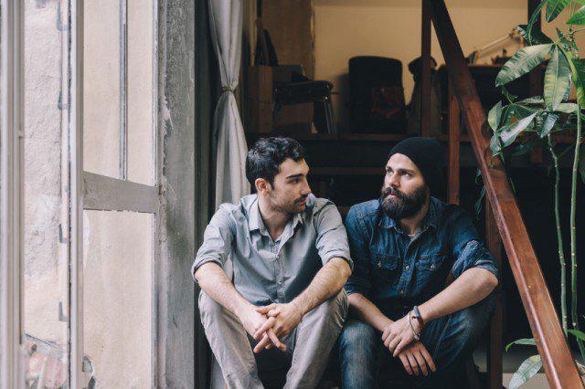 https://cdn.idntimes.com/content-images/post/20170713/couple-of-young-men-talking-on-the-stairs-640x426-c5e2e4afe0c6df3b52be8bec9512360c.jpg