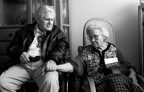 http://cdn.idntimes.com/content-images/post/old/d0d56-Grandparents9_essentialmomentsphotoscom.jpg