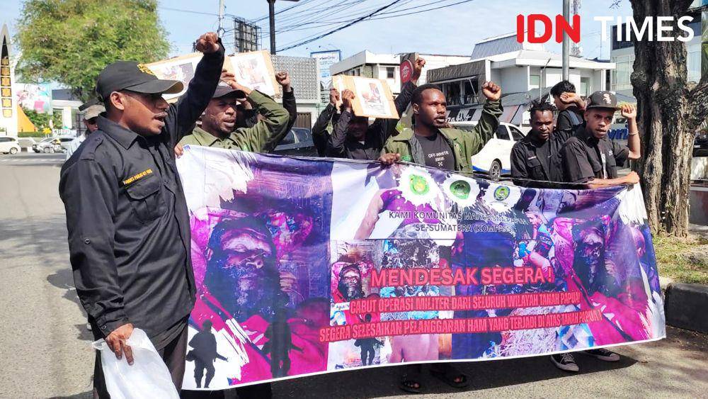 Mahasiswa Papua di Aceh unjuk rasa terkait pelanggaran HAM di Papua. (IDN Times/Muhammad Saifullah)
