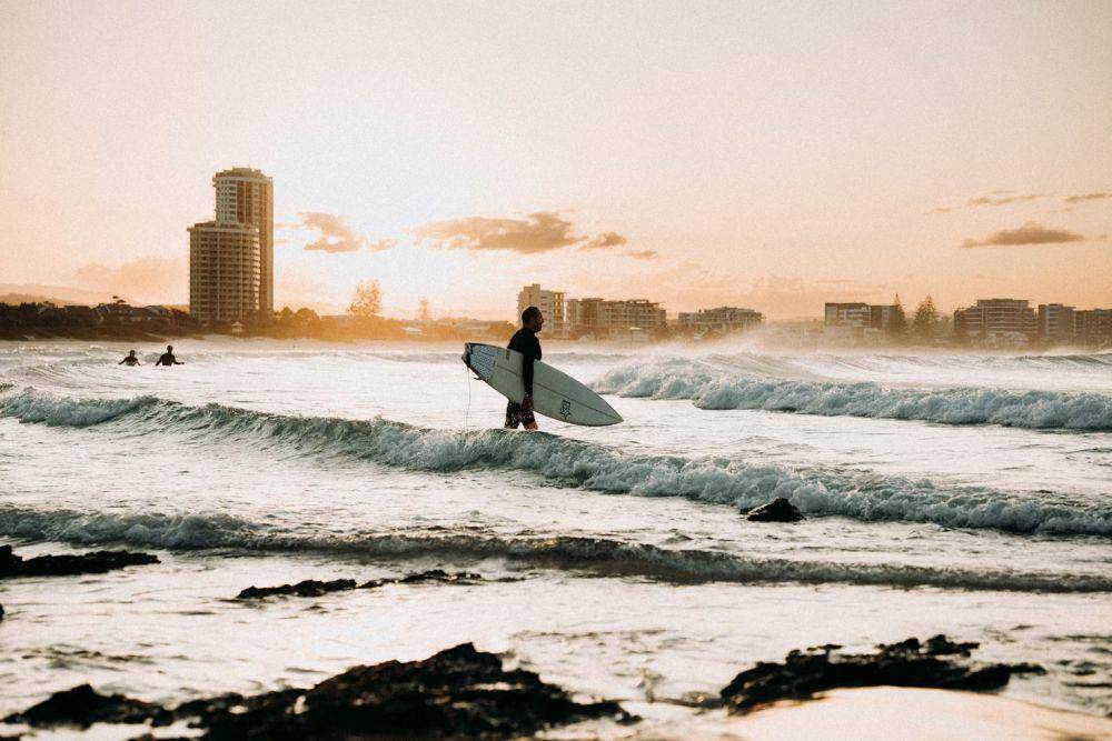 Surfing (unsplash.com/Lucas Ribeiro de Jesus)