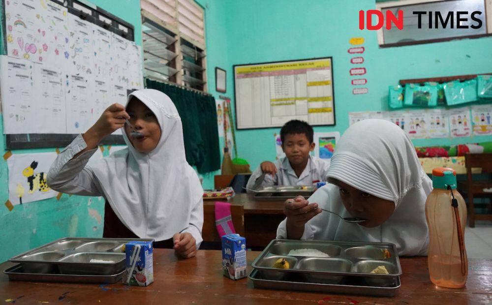 Makan Bergizi Gratis (MBG) di SDN Serangan. (IDN Times/Herlambang Jati Kusumo)
