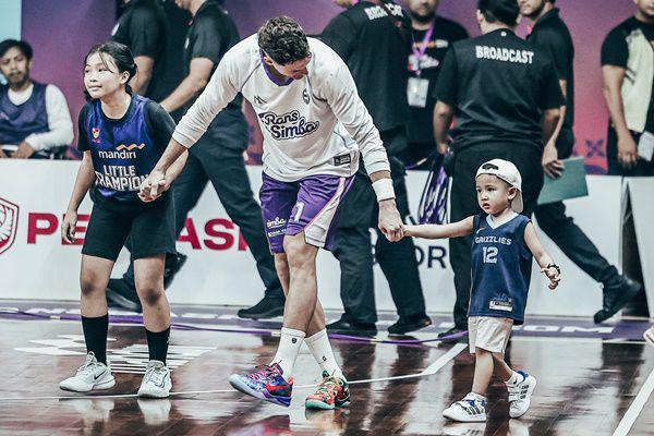 7 Potret Rayyanza Jadi Pendamping Pemain di Pertandingan IBL