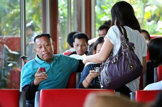 http://cdn.idntimes.com/content-images/post/20151114/gaya-tukul-baca-sms2-7f35c309596943bc6a703bfe617660f2.jpg