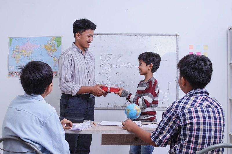 5 Hadiah Perpisahan untuk Guru yang Terjangkau