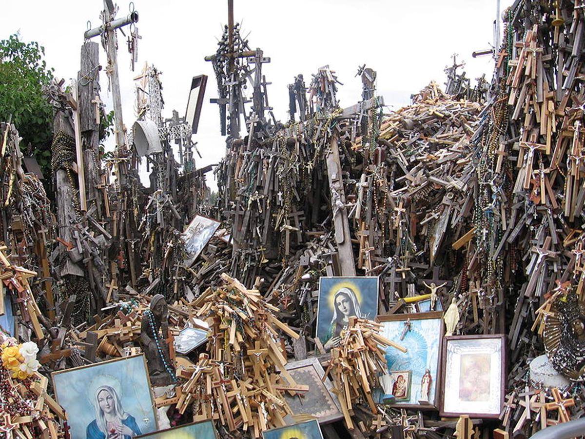 https://cdn.idntimes.com/content-images/post/20170124/hill-of-crosses-0fef11faf0bd32126c2c0dc7d15a5f1d.jpg