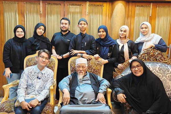 7 Potret Haru Ruben Onsu Temui Keluarga Pihak Ibu, 42 Tahun Terpisah!