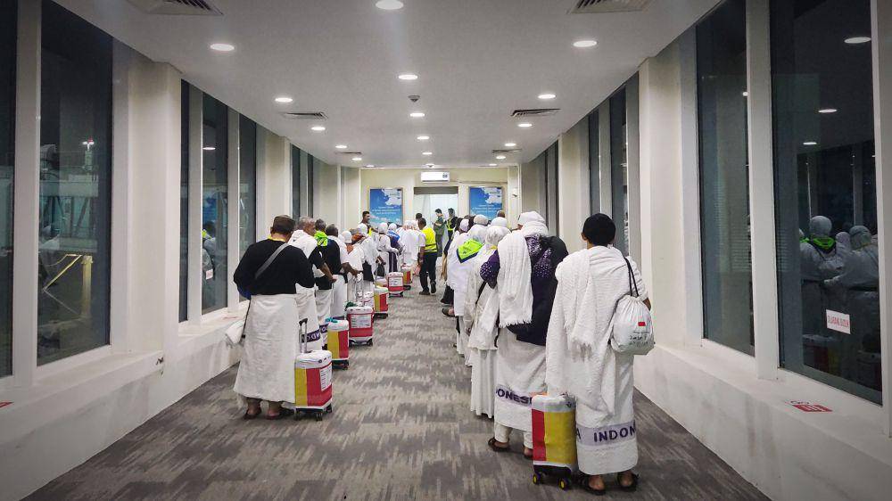 Jemaah Haji Embarkasi Kertajati Kloter 23 Akan Mendarat di Jeddah (https://haji.kemenag.go.id/v5/detail/masuki-gelombang-kedua-jemaah-haji-embarkasi-kertajati-kloter-23-akan-mendarat-di-jeddah)
