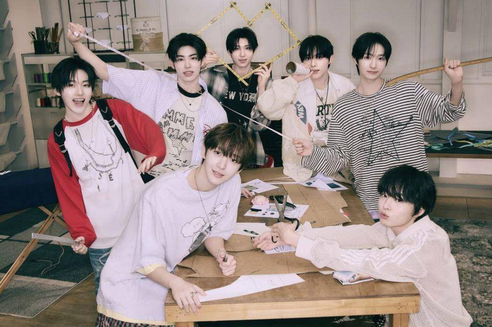 potret KickFlip di mini album Kick Out, Flip Now! (instagram.com/kickflip_jype)