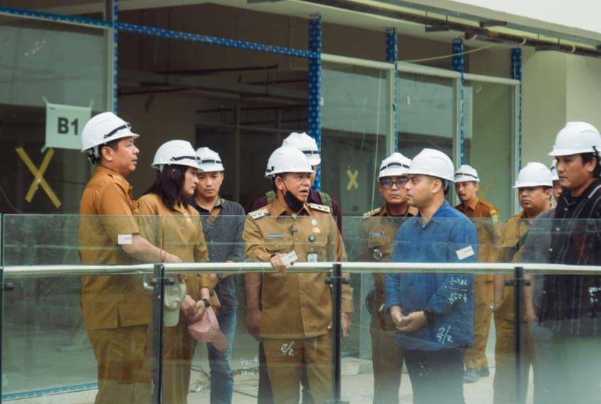 Wakil Wali Kota Medan Zakiyuddin Harahap meninjau progres pengerjaan revitalisasi basement lapangan Merdeka Medan (Dok. Diskominfo Medan)