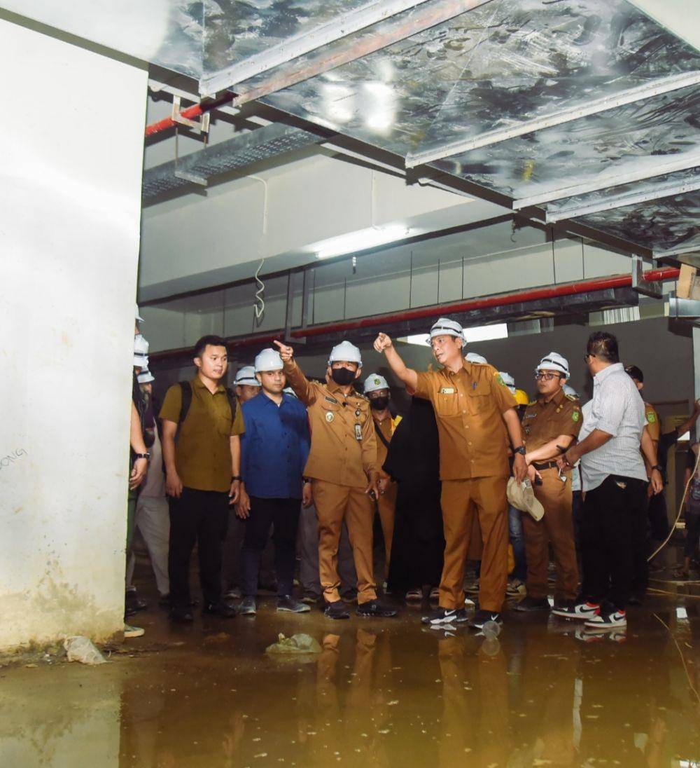 Wakil Wali Kota Medan Zakiyuddin Harahap meninjau progres pengerjaan revitalisasi basement lapangan Merdeka Medan (Dok. Diskominfo Medan)