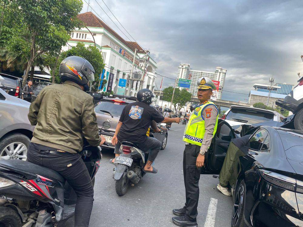 Kasatlantas Polrestabes Medan saat mengatur lalu lintas pasca kecelakaan (dok.Satlantas Polrestabes Medan)