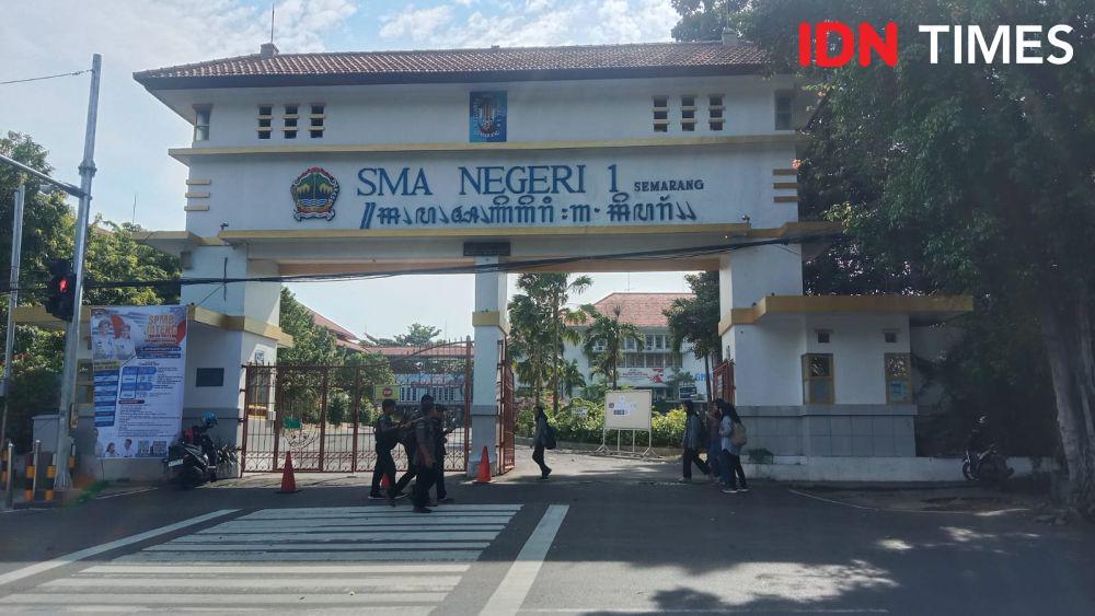 Para siswa saat beraktivitas di depan gerbang SMAN 1 Semarang. (IDN Times/Fariz Fardianto)