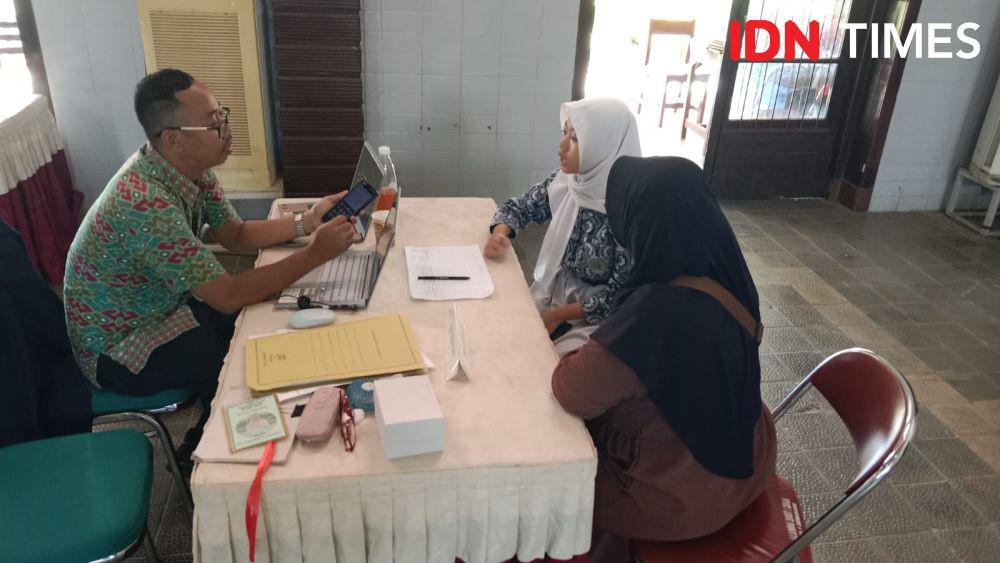 Ortu siswa bertanya syarat masuk SMAN 1 Semarang dalam pelaksanaan SPMB 2025. (IDN Times/Fariz Fardianto)