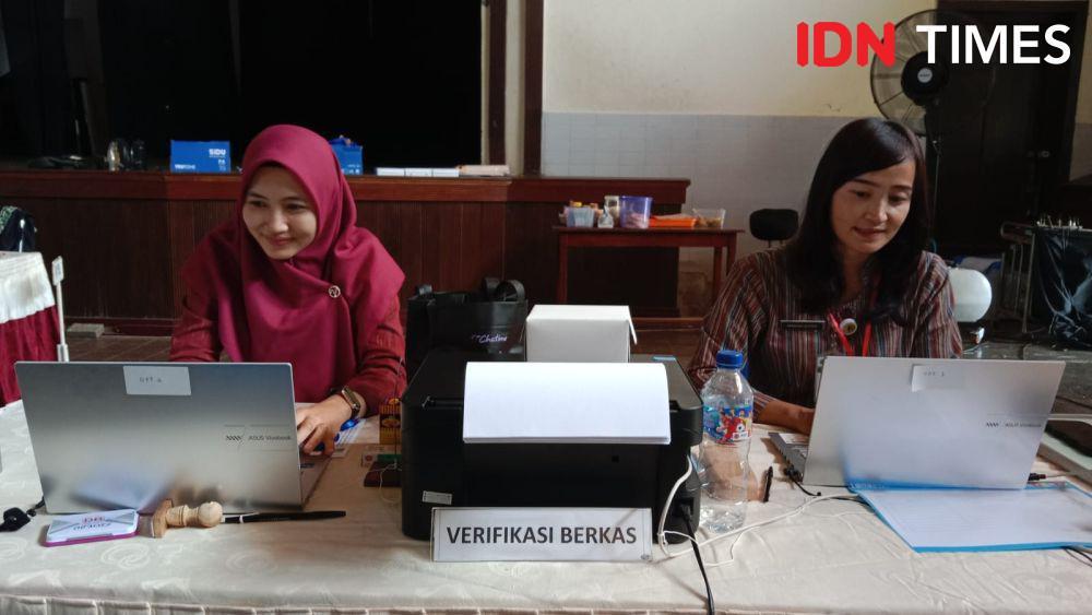 Vivin seorang guru sejarah dan sahabatnya saat ditugasi jadi panitia verifikasi berkas SPMB di SMAN 1 Semarang. (IDN Times/Fariz Fardianto)