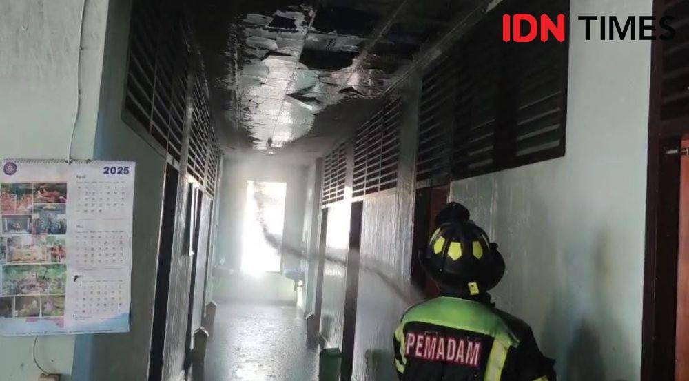Proses pemadaman Wisma St Albertus Bandar Lampung. (IDN Times/Muhaimin)