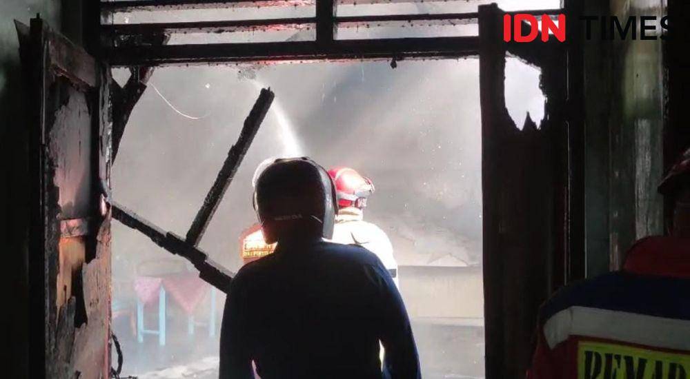 Proses pemadaman api di Wisma St Albertus Bandar Lampung. (IDN Times/Muhaimin)