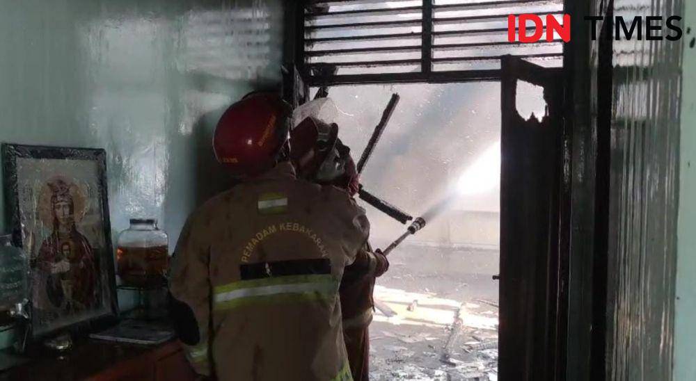 Proses pemadaman api di Wisma St Albertus Bandar Lampung. (IDN Times/Muhaimin)