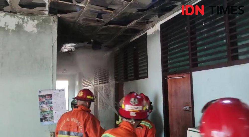 Proses pemadaman api di Wisma St Albertus Bandar Lampung. (IDN Times/Muhaimin)
