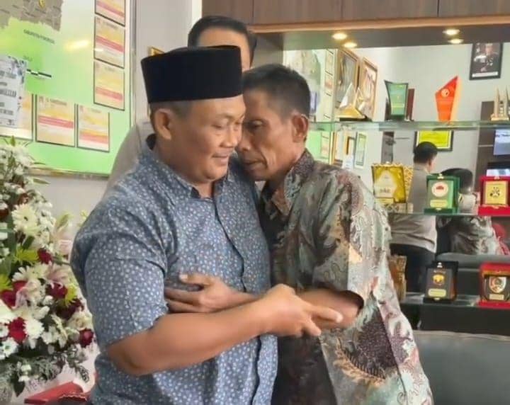 Tangkapan layar pertemuan keluarga korban dengan Agus penjaga palang pintu. IDN Times/ IG @humas.polresmagetan.