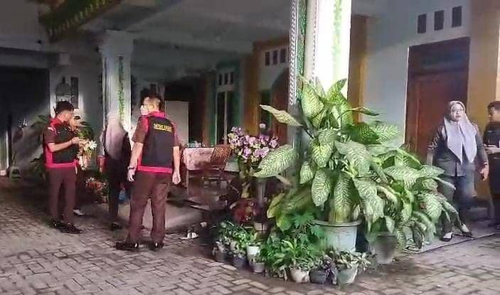 Penyidik dari Kejari Ngawi sita sejumlah barang dari rumah Winarto di Desa/Kecamatan Geneng. IDN Times/ Riyanto.