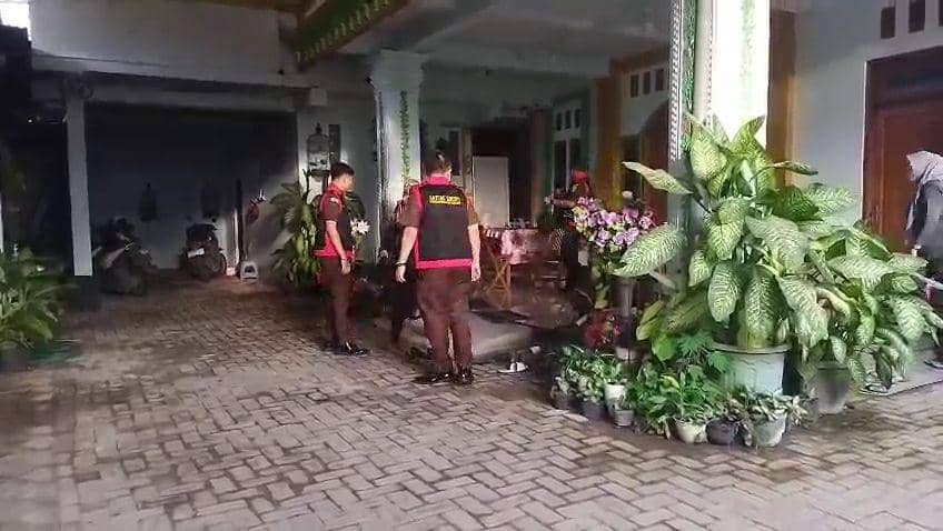 Penyidik dari Kejari Ngawi sita sejumlah barang dari rumah Winarto di Desa/Kecamatan Geneng. IDN Times/ Riyanto.