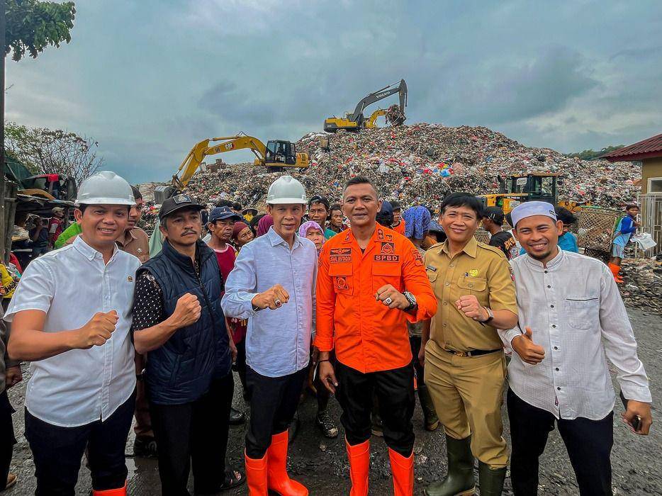 Wakil Bupati Bogor Jaro Ade (ketiga dari kiri) bersama Wali Kota Bogor Jenal Mutaqin saat meninjau TPAS Galuga, Senin (26/5/2025). (Humas Pemkot Bogor).